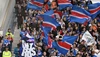 Die treue Fankurve der Rangers auf den Stehrängen schwenkt enthusiastisch zahlreiche blau-weiß-rote Flaggen hinter einem „ULTRAS“-Banner.